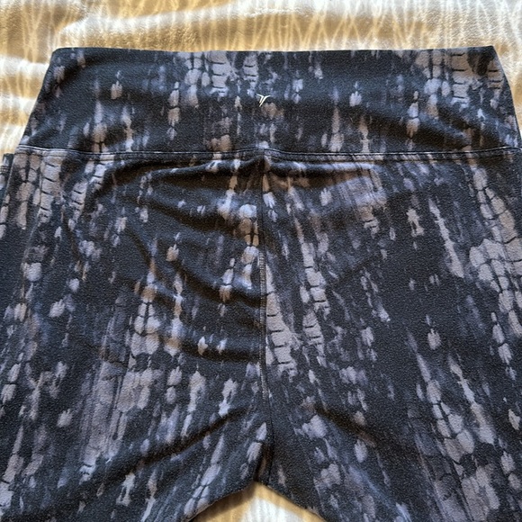 Old Navy Women’s Balance Leggings - Picture 3 of 4